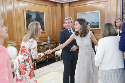 Doña Letizia saludó además a todos los acompañantes de los miembros del Consejo General 