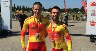 García Abella (a la izquierda) y Joan Reinoso posan con sus respectivas medallas