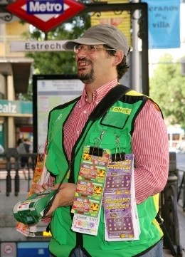 Paco, uno de nuestros vendedores de la agencia de Tetuán, también luce nuevo chaleco