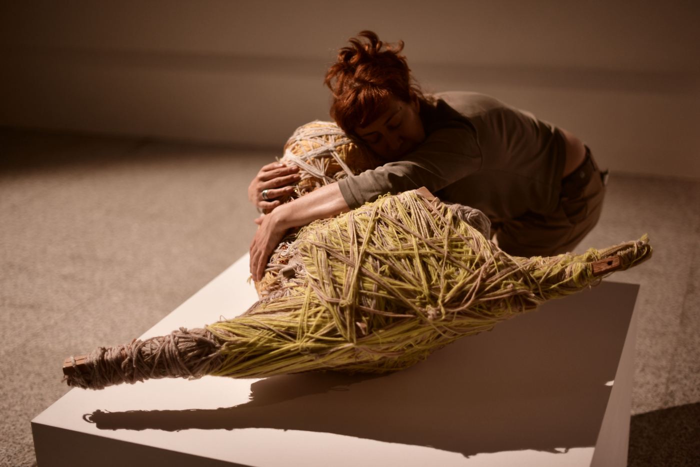 Marta Barrera, ante la obra "Obra: Frida #36", de Ishiuchi Miyako