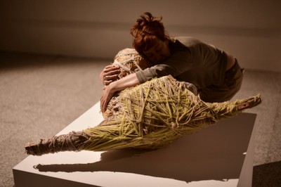 Marta Barrera, ante la obra "Obra: Frida #36", de Ishiuchi Miyako