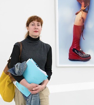 Marta Barrera, ante la obra "Obra: Frida #36", de Ishiuchi Miyako