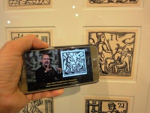 Lectura con el móvil de la exposición Xilografías