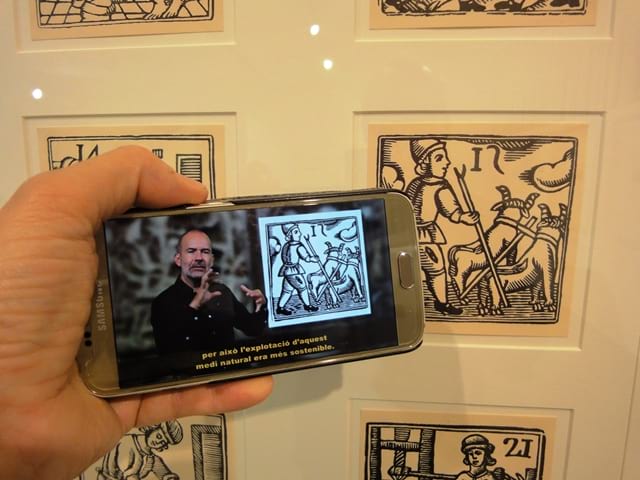 Lectura con el móvil de la exposición Xilografías