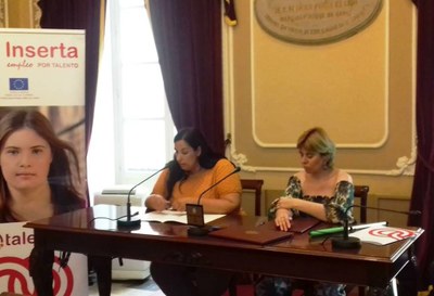 Ana Fernández (a la izquierda) y Virginia Carcedo firman el convenio
