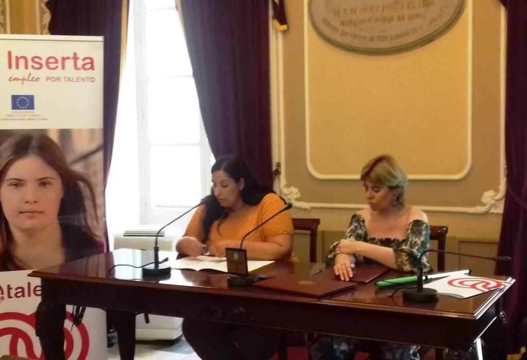 Ana Fernández (a la izquierda) y Virginia Carcedo firman el convenio