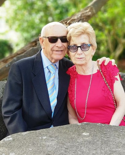 Calixto Hernández y Mari Paz Yebra posan felices en la celebración del 75 Aniversario del CRE de la ONCE en Pontevedra  
