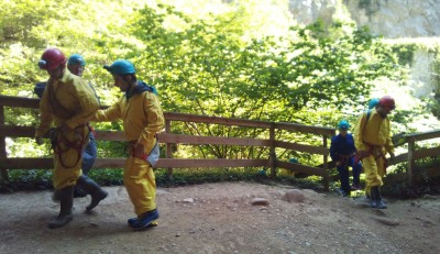 Afiliados y sus guías se dirigen a la entrada de la gruta