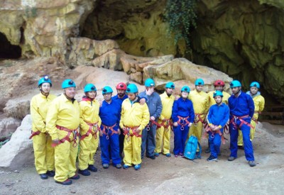 El grupo al completo posa a la entrada de la gruta