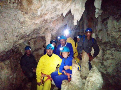 El niño acompañante, junto a los afiliados a la ONCE, posando en el corazón de la cueva