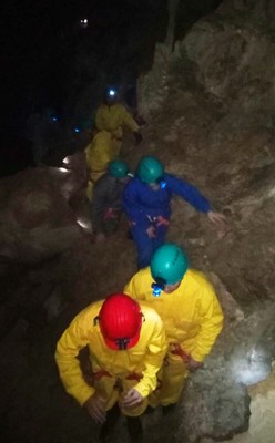 La cuerda de visitantes asciende salvando uno de los desniveles del paraje