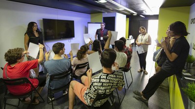 Desarrollo de uno de los talleres con jóvenes parados con discapacidad en el interior del camión/exposición