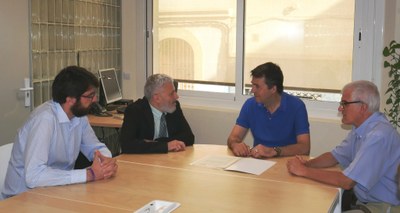 El delegado de ONCE Catalunya y el alcalde de Premià (en el centro), junto a sus colaboradores, en la firma del convenio