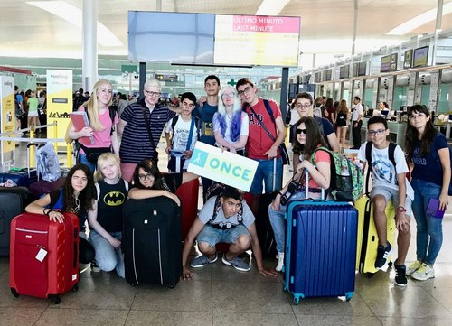 El grupo de escolares, con sus dos profesoras acompañantes, en el aeropuerto de Barcelona antes de embarcar hacia Belfast