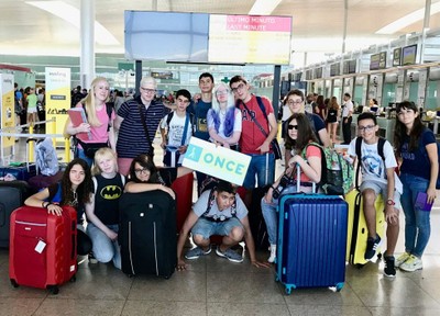 El grupo de escolares, con sus dos profesoras acompañantes, en el aeropuerto de Barcelona antes de embarcar hacia Belfast