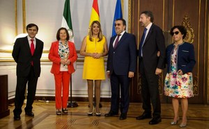 Foto de familia de la delegación de la ONCE con la presidenta de la Junta y su consejera de Igualdad