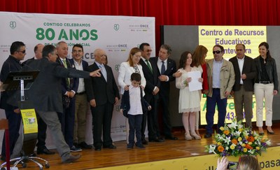 Foto de familia del acto institucional de la fiesta aniversario del colegio de Pontevedra donde participaron más de 600 personas