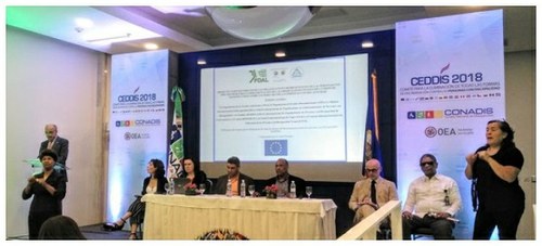 Gianluca Grippa (a la izquierda) se dirige al auditorio en la presentación del proyecto en Santo Domingo