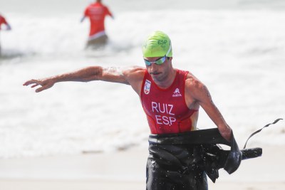 Jairo Ruiz, saliendo de la prueba de natación en una competición internacional con la selección española