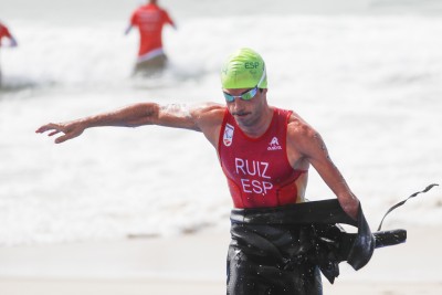 Jairo Ruiz, saliendo de la prueba de natación en una competición internacional con la selección española