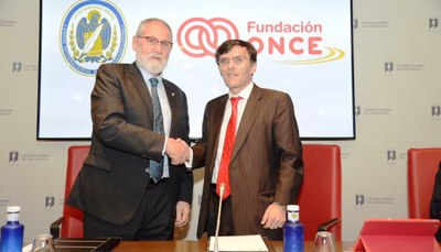 José Marqueño (a la izquierda) y Alberto Durán estrechan sus manos tras la firma del convenio
