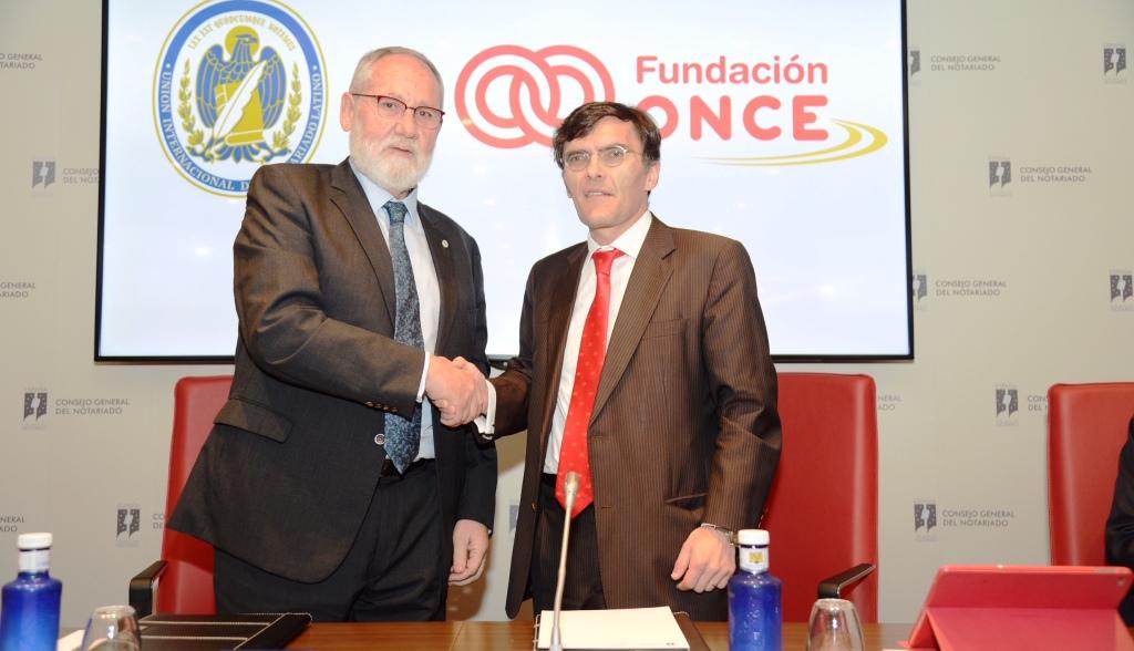 José Marqueño (a la izquierda) y Alberto Durán estrechan sus manos tras la firma del convenio