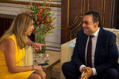 La presidenta Díaz y Miguel Carballeda en un momento de su animada charla en el Palacio de San Telmo