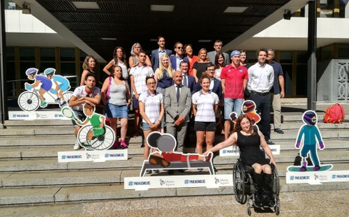 Los impulsores de la iniciativa posan en la puerta del CSD junto a varias reproducciones de los paraemojis reivindicados