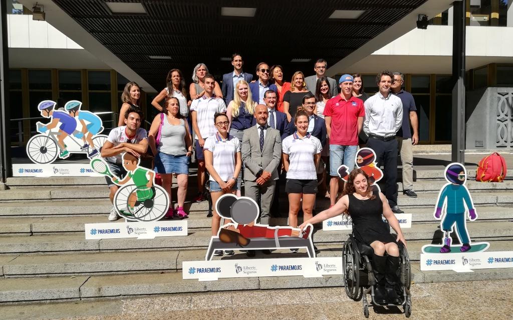 Los impulsores de la iniciativa posan en la puerta del CSD junto a varias reproducciones de los paraemojis reivindicados