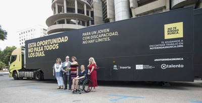 Los responsables de Inserta despiden al camión/exposición ante el madrileño estadio Santiago Bernabéu