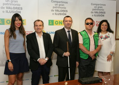 Los responsables de la ONCE en Madrid y los trabajadores invitados posan al inicio del acto de presentación