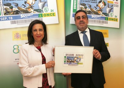 Margarita Robles y Miguel Carballeda, con la reproducción enmarcada del cupón conmemorativo