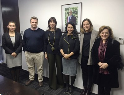 María Medina (segunda por la derecha) , con los representantes del sector en Chile