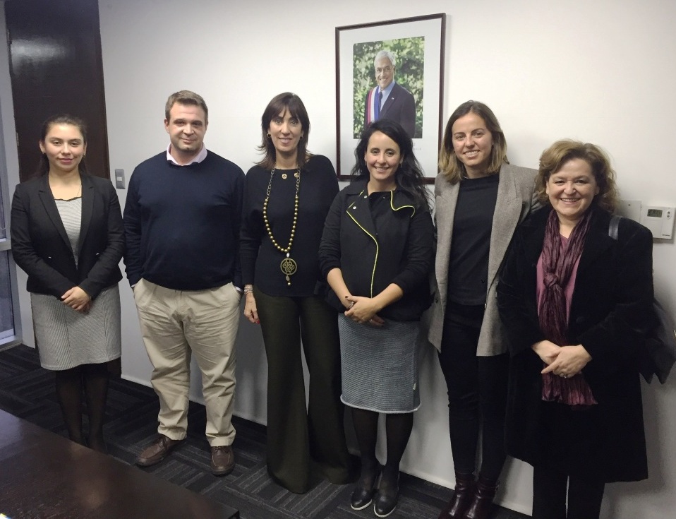 María Medina (segunda por la derecha) , con los representantes del sector en Chile