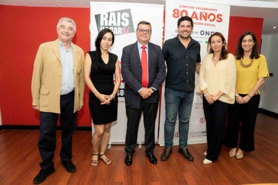 Martínez Donoso y Caballol (en el centro), flanqueados por sus respectivos colaboradores, tras firmar el convenio