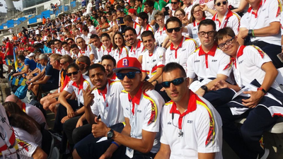Miembros del equipo español de la FEDDI acuden en París, desde la grada, a una de las competiciones