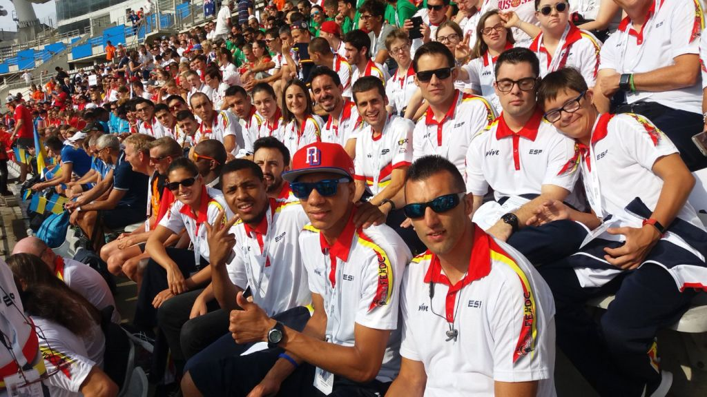 Miembros del equipo español de la FEDDI acuden en París, desde la grada, a una de las competiciones