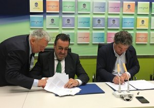 Miguel Carballeda (a la izquierda) firma el convenio junto al alcalde de Pontevedra