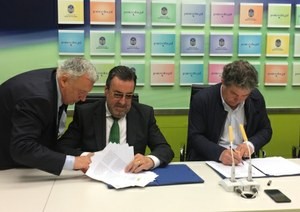 Miguel Carballeda (a la izquierda) firma el convenio junto al alcalde de Pontevedra