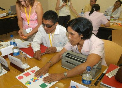 Un hombre y una mujer ciegos, en uno de los cursos de formación para el empleo impulsados por FOAL en América Latina