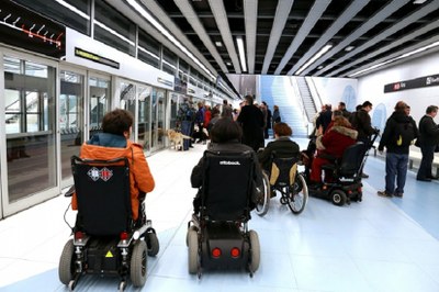 Un grupo de personas en silla de ruedas en las instalaciones del Metro de Barcelona
