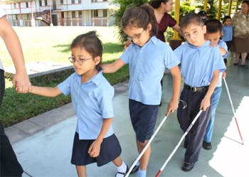 Escolares salvadoreños con discapacidad visual