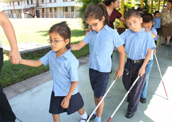Escolares salvadoreños con discapacidad visual
