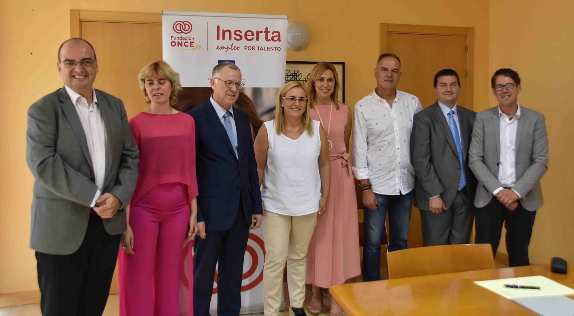 Ana Mula (en el centro) y Virgina Carcedo (segunda por la izda.) con sus respectivos equipos tras la firma en el ayuntamiento de Fuengirola