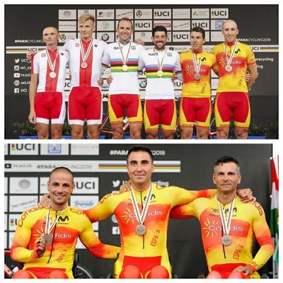 Arriba el podio de la prueba de tándems, con los españoles en la primera y tercera posición. Abajo, los componentes del equipo español de relevos de hanbikes, con sus medallas