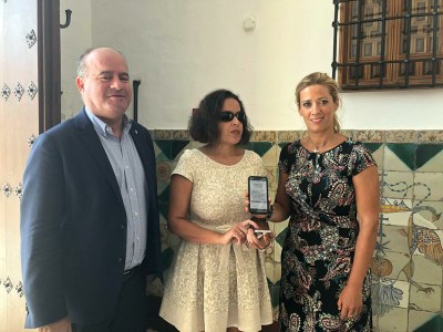 De izquierda a derecha, el alcalde de Antequera, Manuel Barón, la representante de ILUNION, Lourdes González, y la teniente alcalde de Igualdad y Accesibilidad, María Dolores Gómez