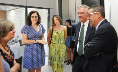 El consejero Joaquín Olona, junto al delegado, la presidenta territorial y la jefa de Servicios Sociales de ONCE Aragón reciben una explicación durante su recorrido por las dependencias