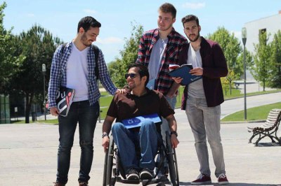 Estudiantes con y sin discapacidad en el campus de la URJC