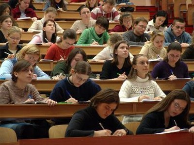 Estudiantes universitarios en el aula