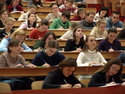 Estudiantes universitarios en el aula